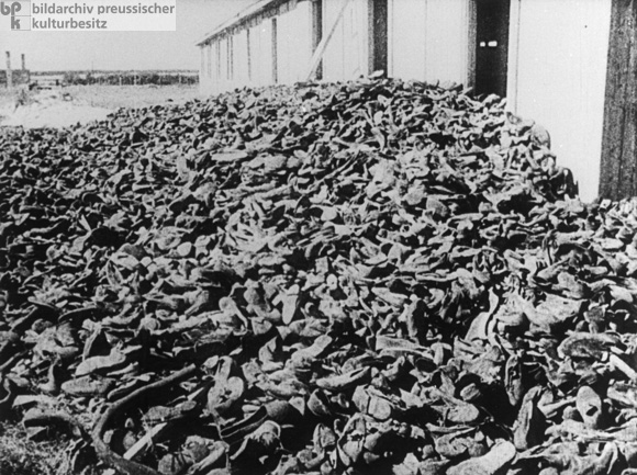 Berge von Schuhen getöteter jüdischer Häftlinge im Konzentrations- und Vernichtungslager Lublin-Majdanek (1944)